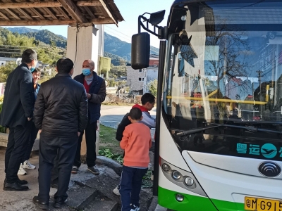 平远上举：农村小学生上学有“专车”接送啦