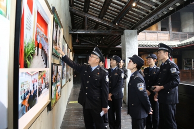 大埔公安组织民辅警参观梅州公安红色摄影作品展