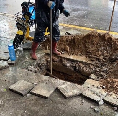 下水道堵塞、污水倒灌20多天...大过年的，楼上楼下几家愁！