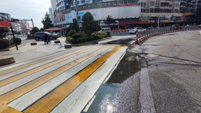 水管爆裂“泪汪汪”，梅城这里水汪汪...