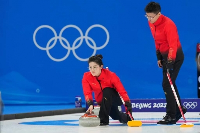 首战告捷！冰壶混双中国队战胜瑞士队