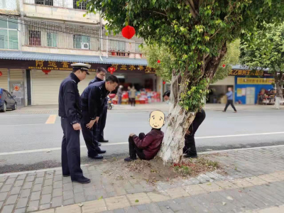 疲惫老人坐路边休息，民警将其送回家中...