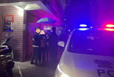 冷雨夜中，耄耋老人走失街头，幸好遇到了他们…