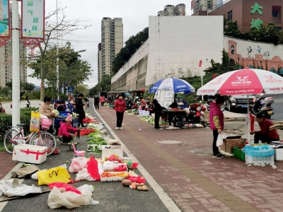 “一人一档”“任君挑选”...梅城这儿占道经营现象令人头疼