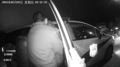 生死时速！村民煤气中毒警车疾驰救助