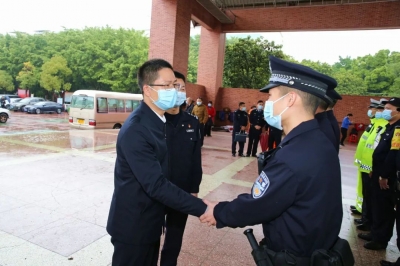 王锋率队开展新春走访慰问 向坚守岗位的各行各业工作者致以美好的新春祝福