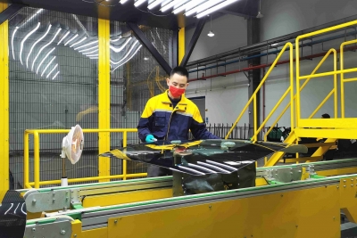 梅州工业企业抓好疫情防控工作有序推进节后开工：铆足“虎劲”防疫生产“两不误”