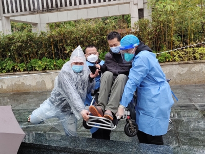 党旗红＋志愿红！梅江区“基层干部+志愿者”加持抗疫一线 