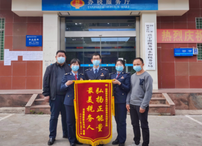 点赞！耄耋老人摔倒在马路，他们伸出了援手...