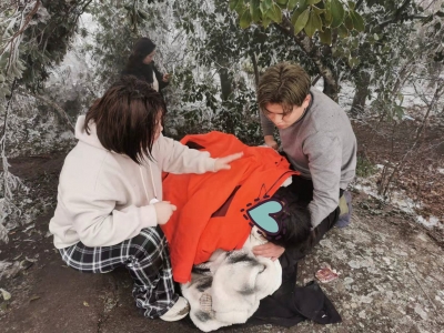 女子登山途中癫痫发作！寒风中茫然无助时，他出现了...