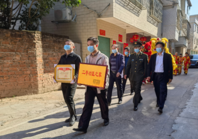 梅县区一名现役军人荣立二等功，家乡敲锣打鼓送喜报！