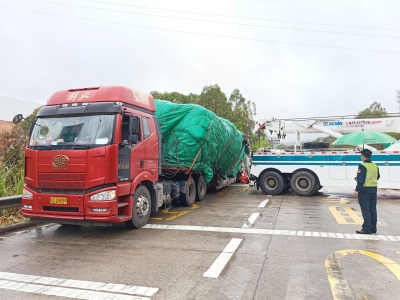 险酿大祸！高速上20吨货物严重倾斜，路政人员紧急喊停...