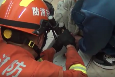5岁女童脚被厕所便盆“咬住”，消防十几分钟成功救援！