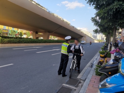 梅城中环路学生逆行现象时有发生，交警蜀黍坐不住了！