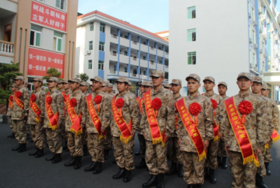 披红戴花！踏上军旅新征程！