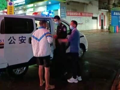 醉卧马路！裸身淋雨！这男子咋回事？