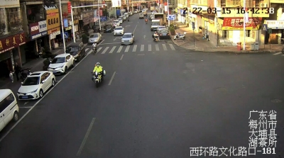 恰逢放学高峰期！仅用3分钟，大埔公安铁骑开道护送休克幼童就医