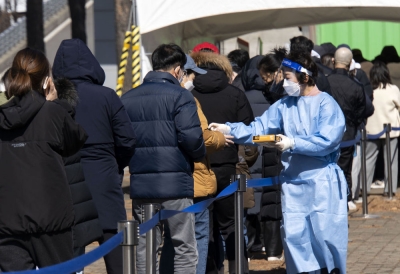 韩国日增新冠确诊病例超21万例创新高