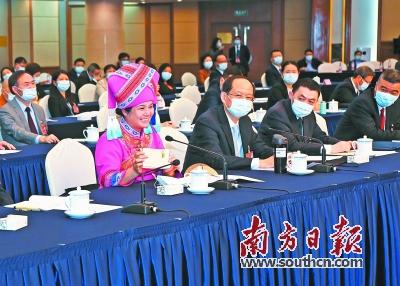 一针一线“绣出”美好生活！来自连山壮族瑶族自治县的韦庆兰代表会场展示壮绣作品，动情讲述家乡变化