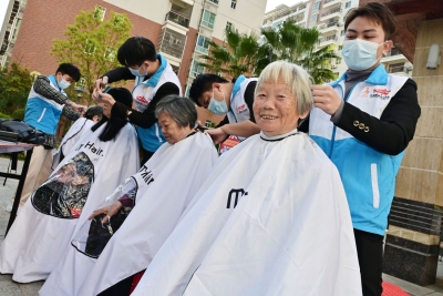 反诈宣传、爱心义剪、家电维修...一群“红马甲”走进鸿都社区