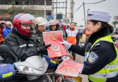 车水马龙，“警”色“伊”人！来看2021年度“我心中的三八红旗手”刘瑛的事迹