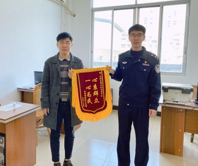 与小车碰撞，肇事司机留下1000元伤药费走了…无助时刻，交警来帮忙！