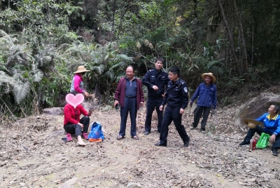 后怕！村民上山采药迷路，在山顶发出“求救信号”...民警紧急搜救