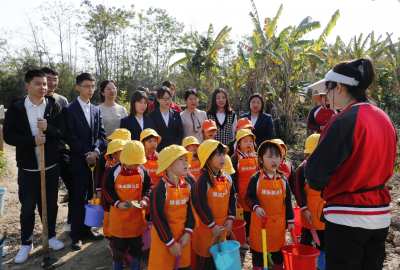 携手育新苗，让世界少“碳”息，地球“肺”清新！