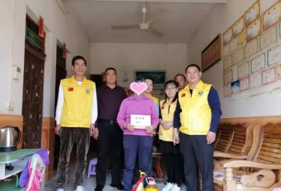 传承雷锋精神！兴宁市志愿者为特困单亲母亲送温暖和祝福