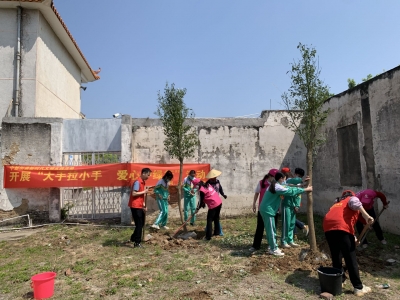 照片墙丨与志愿者一起种树