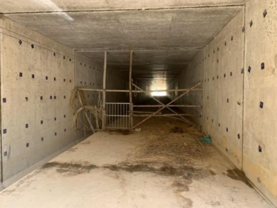 把高速公路涵洞当牛棚，“请拆”时大爷还耍起了无赖...