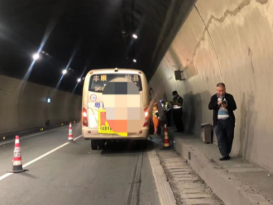 中巴在高速公路隧道突发故障，乘客竟步行找“出路”...“天眼”巡查开启高速救助！