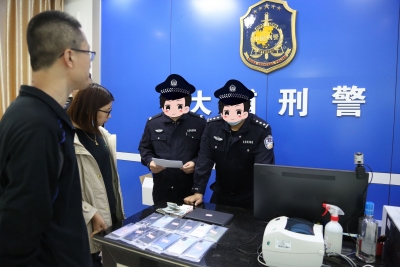 从民警手中接过失而复得的财物，他们脸上充满了喜悦！