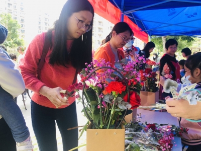 心生美好 如花开放！梅江区三角镇墟镇社区举行妇女节插花活动