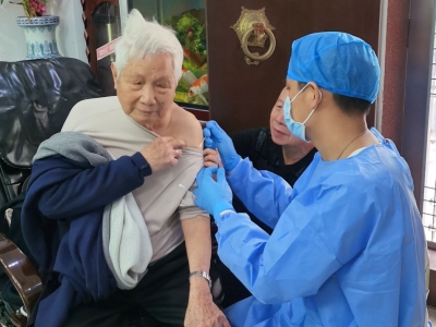 梅州96岁老人顺利接种疫苗，市疾控中心呼吁：老年人尽早完成全程疫苗接种