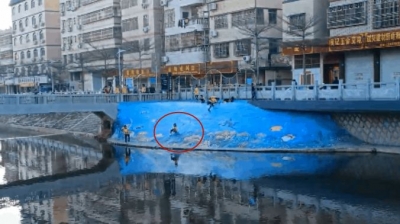 小朋友把河堤边坡当作“滑梯”？危险！