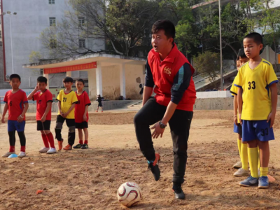 迎学雷锋纪念日，路政小哥带着足球公益课进校园...