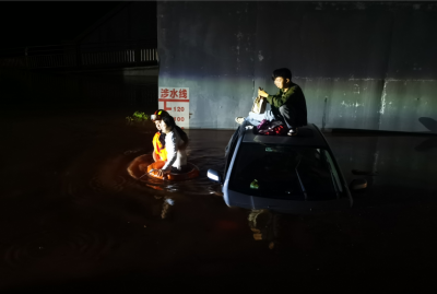 小轿车误入积水桥洞被淹，三人被困车顶…