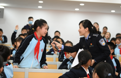 遇到不法侵害勇敢说“不”！梅州公安巾帼“拍了拍”元城小学孩子们...