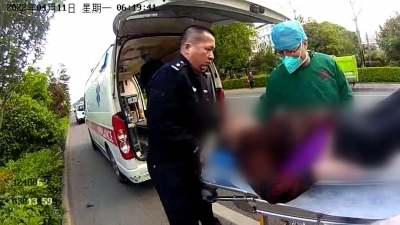 老人不慎落水，漂浮水面生死不详！他们当机立断...