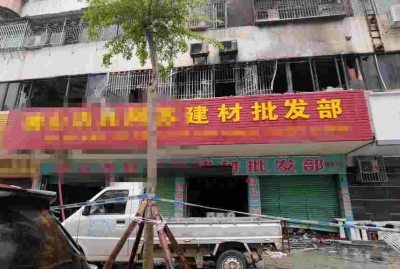 梅县区怡迪苑一店铺发生火灾，现场浓烟滚滚，一人被困！