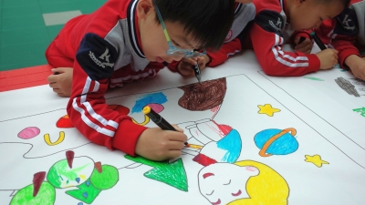 小手绘长卷，这群萌娃勾勒出心中的“美丽地球”！