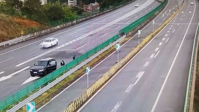 男子在高速快车道上停车“方便”、逗留！？交警：记9分、罚款200元