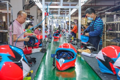 狠抓发展在行动丨让产品从广东首个内陆型综保区走向世界！梅州日报全媒体采风团走进梅州劲越头盔有限公司