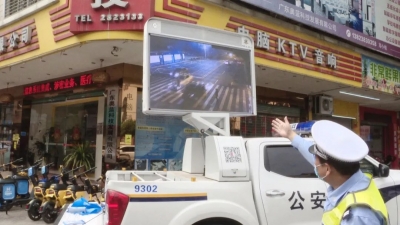 守护斑马线上的安全！交警开展交通安全宣传劝导活动