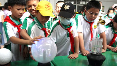 梅州市科协化身科学知识“快递员”，搭好科技创新“大舞台”，推进未成年人思想道德建设！