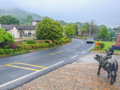 建设四好农村路 奔向共富康庄道