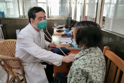 “受过很多苦和累，但我无怨无悔！” 向这位乡村医生致敬！