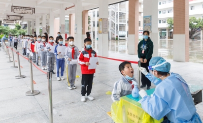 梅江区多措并举从严从紧抓好校园疫情防控常态化工作：抓好核酸检测 把好校门关卡