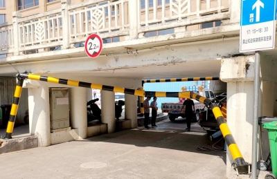 又双叒叕被撞了！梅江桥下的限高梁“很受伤”...